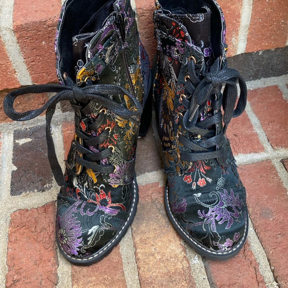 Diba Floral Brocade Embroidered Boots - Size 7.5 - Never Worn